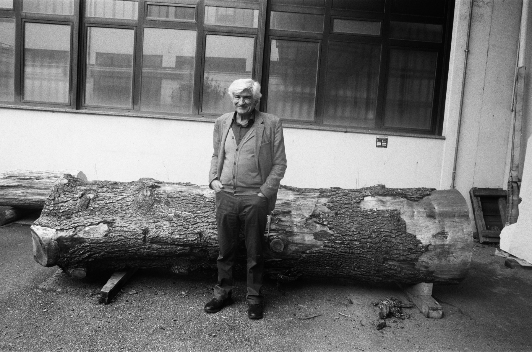 Giuseppe Penone devant son atelier à Turin