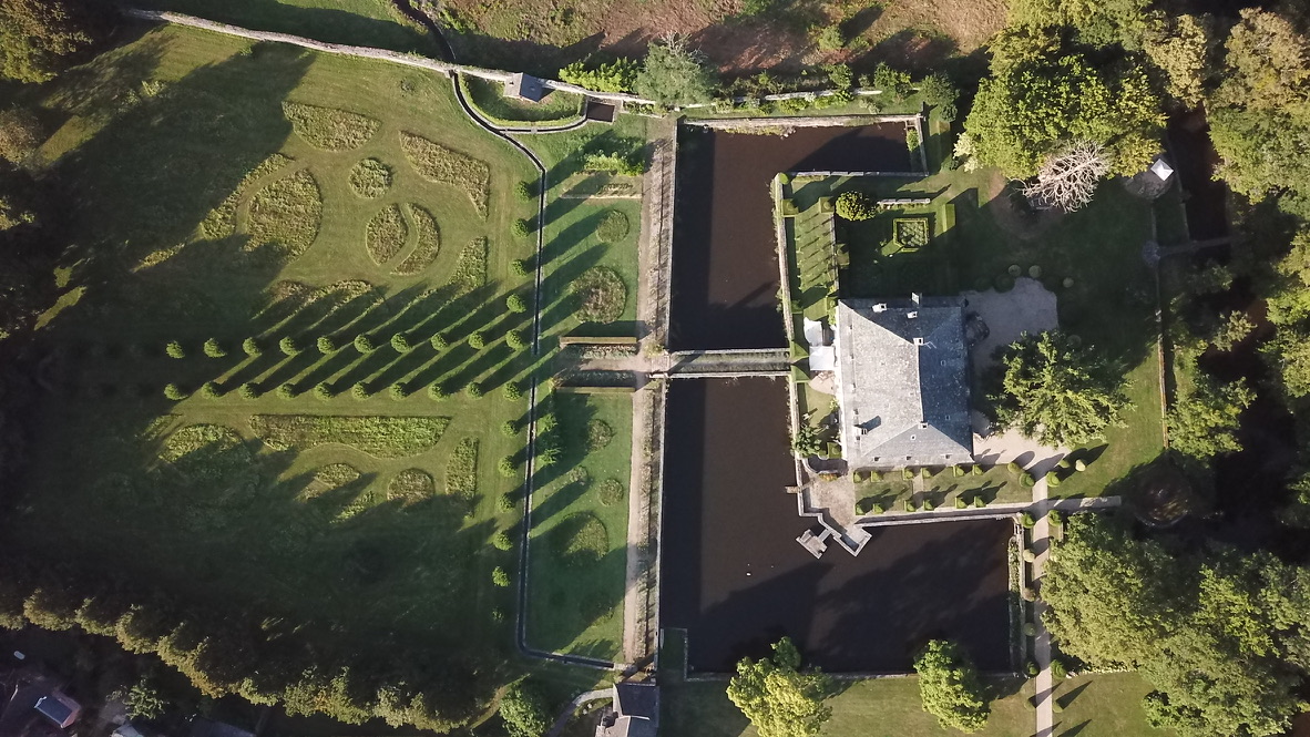 Vue aérienne — jardins et douves