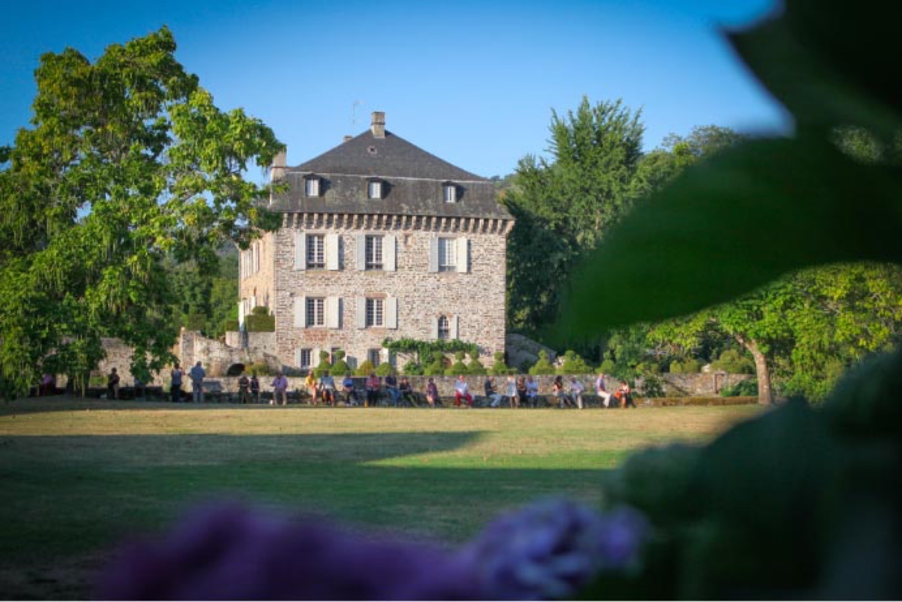 Public du Festival de la Vézère devant le Château du Saillant