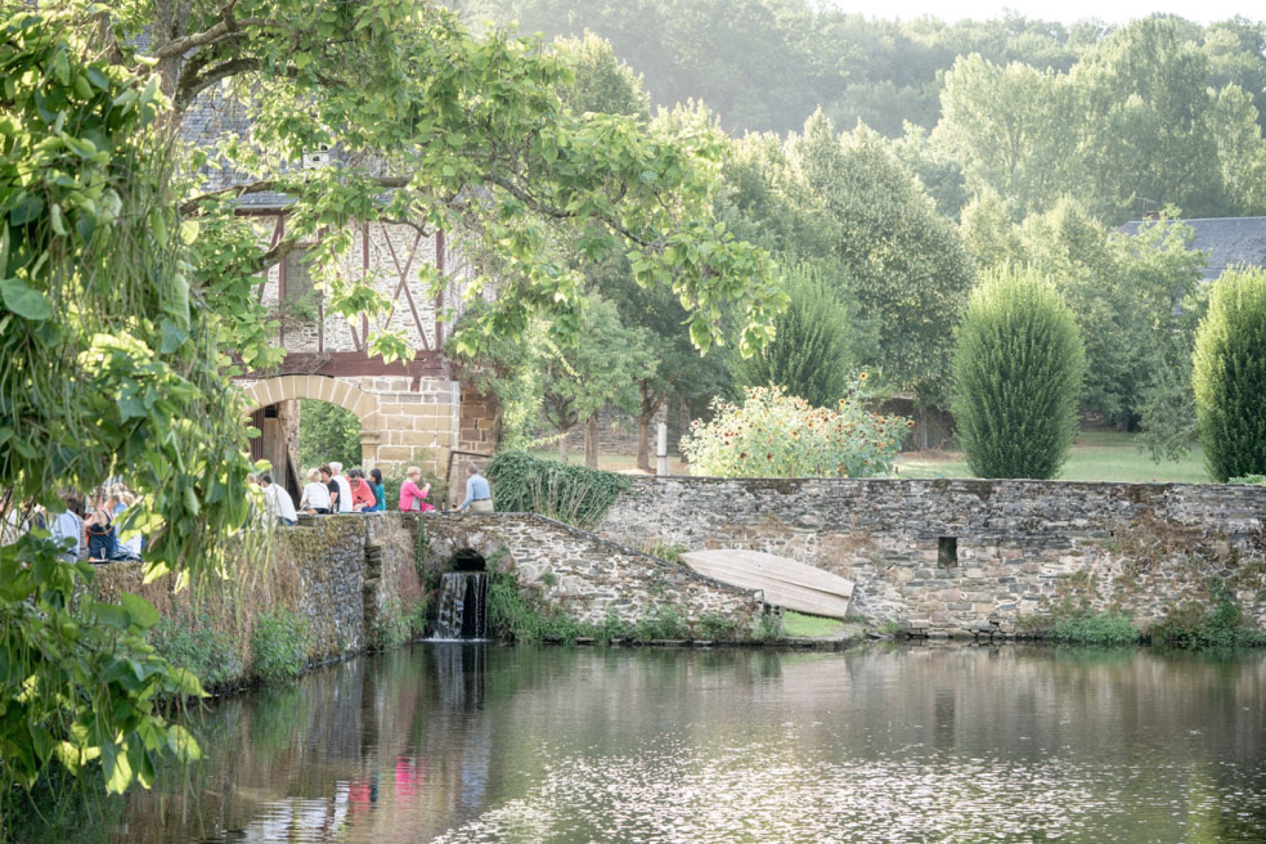 Public réuni près des douves et de la cascade